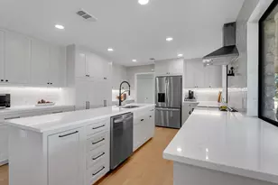 113 W Bluebonnet Rd, Horseshoe Bay, TX 78657 - Photo 2