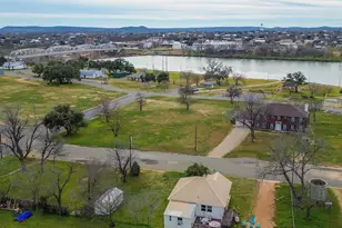 305 W Tarrant St, Llano, TX 78643 - Photo 1