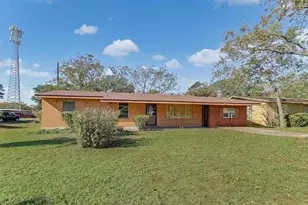 1012 N Water St St, Burnet, TX 78611 - Photo 2