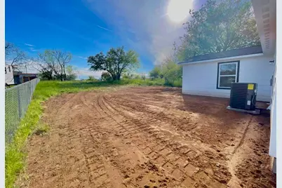 806 E Brown Street, Llano, TX 78643 - Photo 10