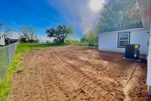 806 E Brown St, Llano, TX 78643 - Photo 10