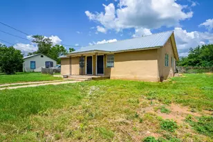 1004 Avon Ave, Llano, TX 78643 - Photo 4