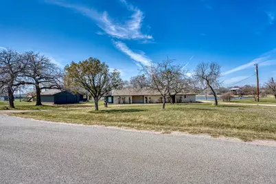 508 W Lakecrest, Bluffton, TX 78607 - Photo 2