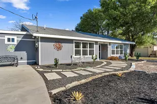 515 E Island Dr, Bluffton, TX 78607 - Photo 4