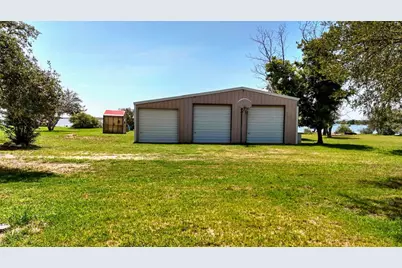 110 W Lakecrest Drive, Bluffton, TX 78607 - Photo 6