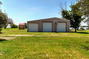 110 W Lakecrest Dr, Bluffton, TX 78607 - Photo 6