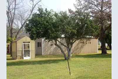 110 W Lakecrest Drive, Bluffton, TX 78607 - Photo 4