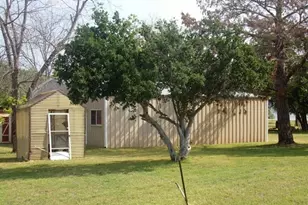 110 W Lakecrest Dr, Bluffton, TX 78607 - Photo 4