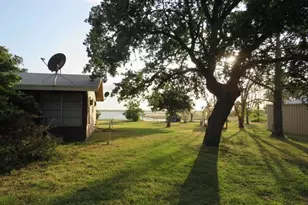 110 W Lakecrest Dr, Bluffton, TX 78607 - Photo 6