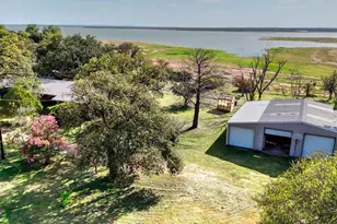 110 W Lakecrest Dr, Bluffton, TX 78607 - Photo 8