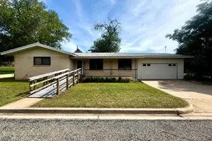 102 E Wallace St, Llano, TX 78643 - Photo 1