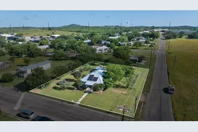 209 E Houston Street, Llano, TX 78643 - Photo 2
