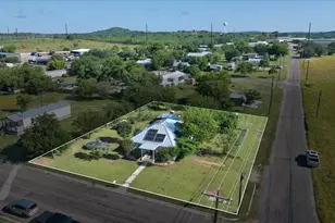 209 E Houston St, Llano, TX 78643 - Photo 2