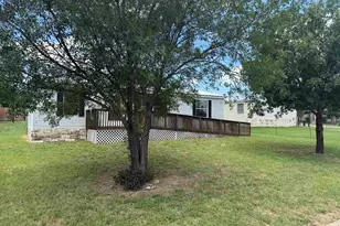 200 Sarah Cir, Llano, TX 78643 - Photo 2