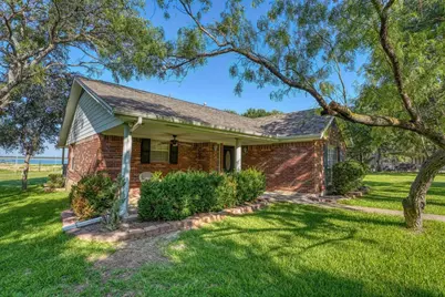 220 W Lakecrest, Bluffton, TX 78607 - Photo 2