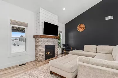 404 W Daybreak Drive, Lakeville, IN 46536 - Photo 6