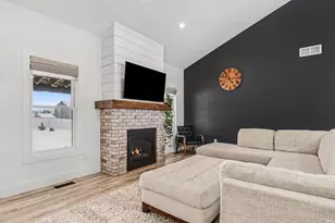 404 W Daybreak Dr, Lakeville, IN 46536 - Photo 6