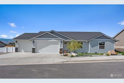 876 N Newport Loop, East Wenatchee, WA 98802 - Photo 1