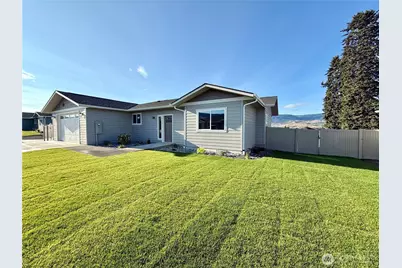 2526 1st Street SE, East Wenatchee, WA 98802 - Photo 2