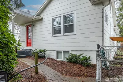 2209 E Roanoke Street, Seattle, WA 98112 - Photo 2