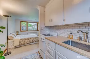 7868 Green Lake Dr N, Seattle, WA 98103 - Photo 14