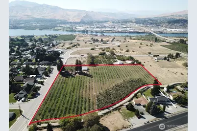 121 35th Street NW, East Wenatchee, WA 98802 - Photo 1