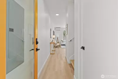 2372 Franklin Avenue E, Seattle, WA 98102 - Photo 2