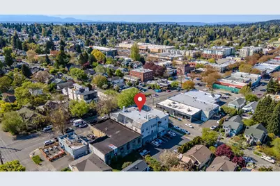 8214 Greenwood Avenue N, Seattle, WA 98103 - Photo 16