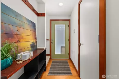 672 NE 40th St, Seattle, WA 98105 - Photo 10