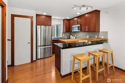 672 NE 40th St, Seattle, WA 98105 - Photo 14