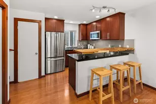 672 NE 40th St, Seattle, WA 98105 - Photo 14