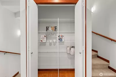 672 NE 40th St, Seattle, WA 98105 - Photo 18