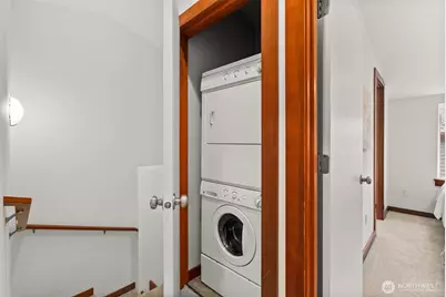 672 NE 40th St, Seattle, WA 98105 - Photo 26