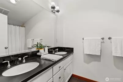 672 NE 40th St, Seattle, WA 98105 - Photo 34