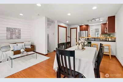 672 NE 40th St, Seattle, WA 98105 - Photo 24