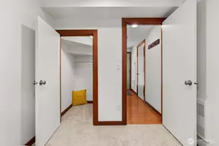 672 NE 40th St, Seattle, WA 98105 - Photo 8