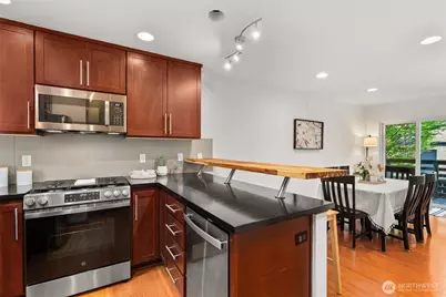 672 NE 40th St, Seattle, WA 98105 - Photo 16