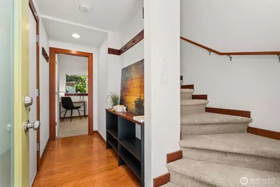 672 NE 40th St, Seattle, WA 98105 - Photo 6