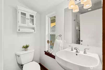 672 NE 40th St, Seattle, WA 98105 - Photo 30