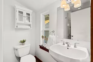 672 NE 40th St, Seattle, WA 98105 - Photo 30