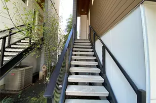 213 4th Ct S, Kirkland, WA 98033 - Photo 4