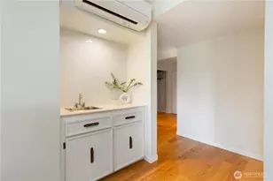 2565 Dexter Ave N, Seattle, WA 98109 - Photo 10