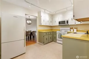 2565 Dexter Ave N, Seattle, WA 98109 - Photo 12