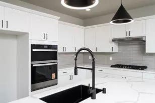 2402 SW Ridgeway Dr, Oak Harbor, WA 98277 - Photo 10