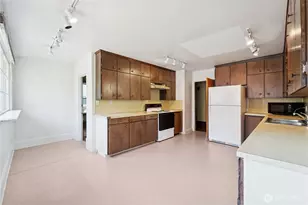 704 Warren Ave N, Seattle, WA 98109 - Photo 10