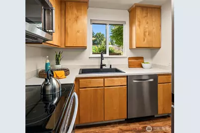 10037 NE 138th Place #D7, Kirkland, WA 98034 - Photo 8