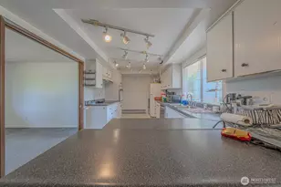 5735 NE 8th St, Renton, WA 98059 - Photo 14