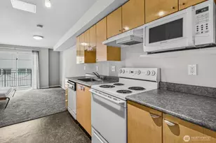 425 Vine St, Seattle, WA 98121 - Photo 2