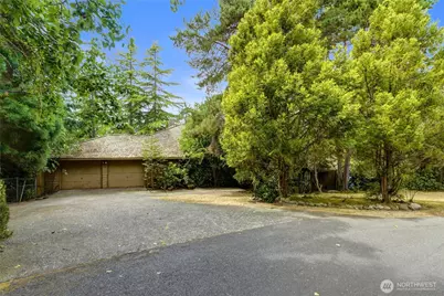 2305 88th Avenue NE, Clyde Hill, WA 98004 - Photo 2