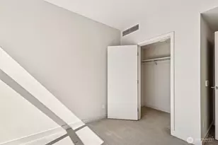 588 Bell St, Seattle, WA 98121 - Photo 14